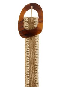 Pleteni pas naravnega vlakna v bež barvi z velikim satovjem, podobnim oklepnikom. Ima pletene dodatke po dolžini za dodatno teksturo.