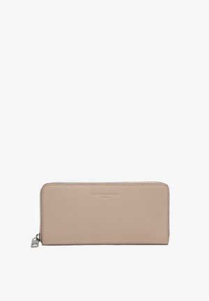 Beige Lederbrieftasche mit strukturierter Oberfläche, Reißverschluss und eingeprägtem Logo. Rechteckige Form mit schlankem Profil.