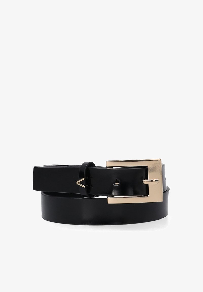 Schwarzer Leder Gürtel mit einer polierten goldfarbenen quadratischen Schnalle, ausgestattet mit einer glatten Textur und mehreren verstellbaren Löchern zur Anpassung.