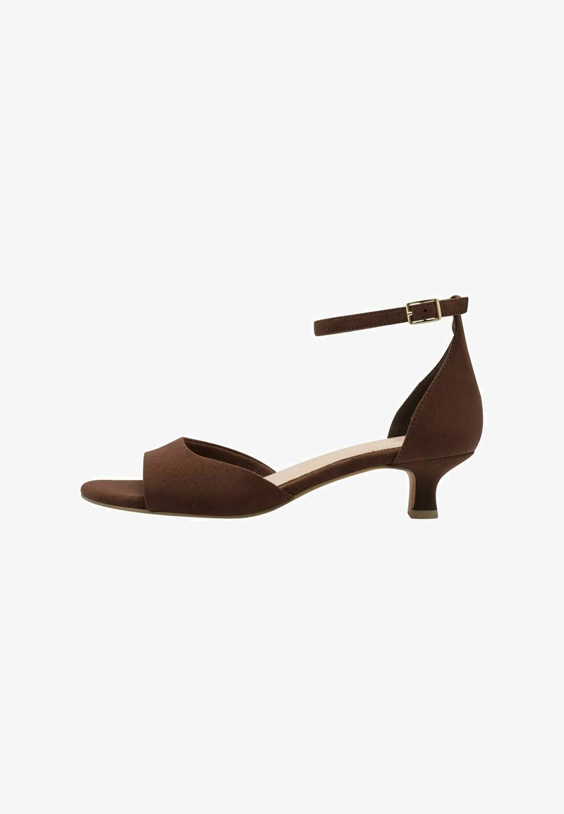 Sandale à talon en daim marron avec bout ouvert, bride à la cheville et talon effilé. Caractérisée par une texture lisse et un design minimaliste.
