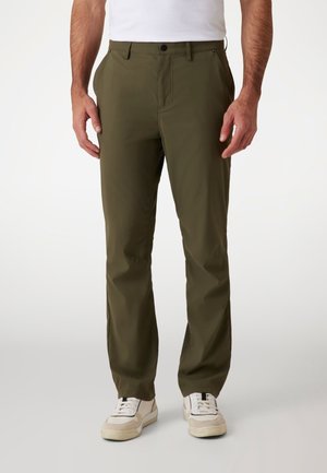 Pantalones verde oliva de tejido ligero, con un diseño de pierna recta, bolsillos frontales y un pequeño botón en la cintura.