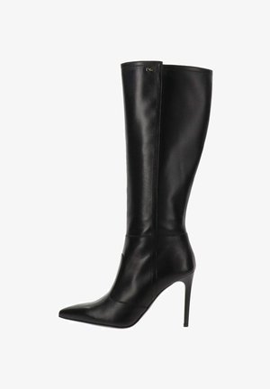 Bota negra hasta la rodilla hecha de cuero liso, con puntera afilada, tacón de aguja y un diseño elegante con costuras mínimas.
