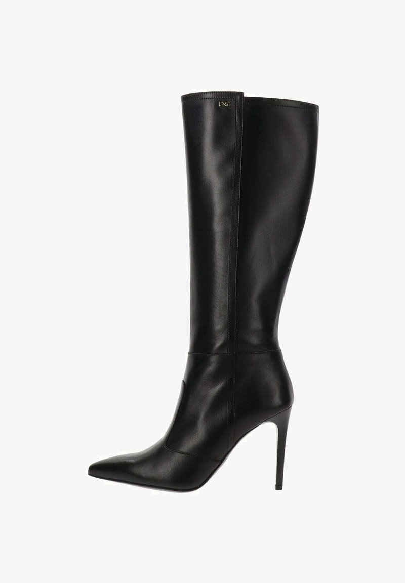 Stivale nero al ginocchio realizzato in pelle liscia, con punta affilata, tacco a stiletto e un design elegante con cuciture minime.