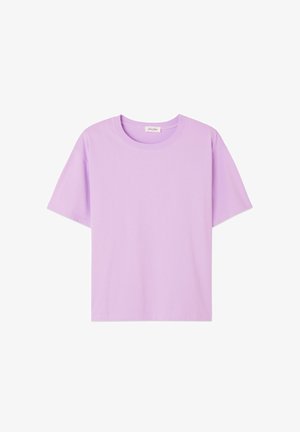 Gładki lawendowy T-shirt z krótkim rękawem, dekoltem typu crewneck, rozłożony na płasko, pokazujący przednią stronę z widoczną metką na karku.