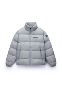 Grå puffjacka med hög krage, dragkedja fram och två sidofickor. Har kviltat mönster och logotypdetaljer på bröstet och ärmen.