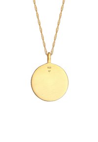 Collana con pendente in tono oro, caratterizzata da un ciondolo rotondo con finitura spazzolata e bordo liscio, con incisione "925", attaccato a una catena ritorta.