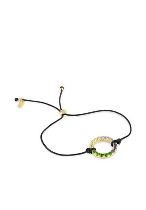 Bracciale con cordoncino nero regolabile e ciondolo circolare dorato decorato con pietre preziose multicolori nei toni del verde, giallo e viola.