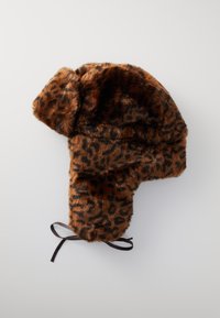 Klobouk s leopardím potiskem vyrobený z měkkého umělého kožešiny, s kulatou špičkou, ušima na bocích a hnědými šňůrkami ve spodní části. Odtíny hnědé a černé.