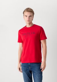 Tommy Hilfiger TEE - T-shirt con stampa - primary red