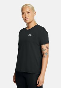 Juodas trumpas rankovėmis marškinėliai su apvaliu kaklu ir baltais Under Armour logo ant krūtinės. Minkšta medžiaga, laisvas kirpimas ir lygus paviršius.