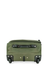 Bolsa de viaje verde con ruedas, asa superior, herrajes metálicos, cierre de cremallera y superficie de tela texturizada. Ruedas negras de plástico en la base.