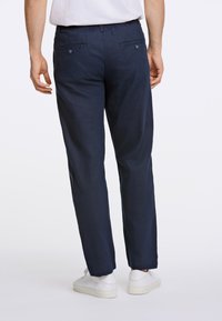 Pantaloni leggeri blu navy con vita elastica, due tasche posteriori con chiusura a bottone e design a gamba dritta.