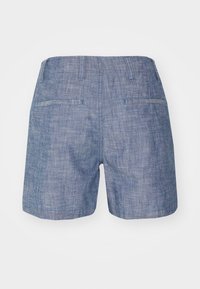 Shorts in lino blu con una finitura texturizzata, caratterizzati da un taglio dritto, quattro tasche e dettagli di cucitura sottili.