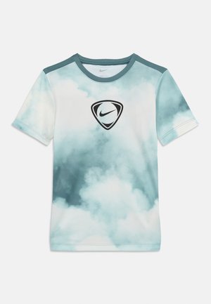 Tričko Nike Dri-FIT s krátkým rukávem, vzorem tyrkysových a bílých mráčků a černým logem Nike uvnitř štítu na hrudi.
