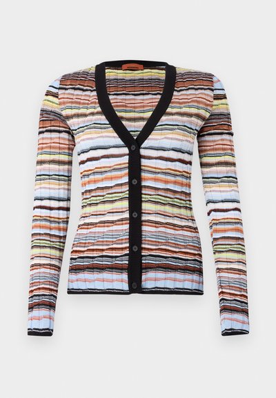 Wielokolorowy kardigan z czarnym dekoltem w kształcie V i guzikami, z teksturowanym wzorem w paski w odcieniach pomarańczowego, niebieskiego, żółtego i czarnego.