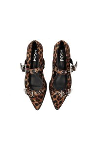 Zapatos de punta en tela de leopardo con hebillas y remaches plateados. Interior negro con la marca "POSH".