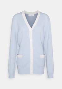 Ljusblå cardigan med v-ringning, kontrasterande vit kant, knäppning och två framfickor. Stickad textur och långa ärmar.