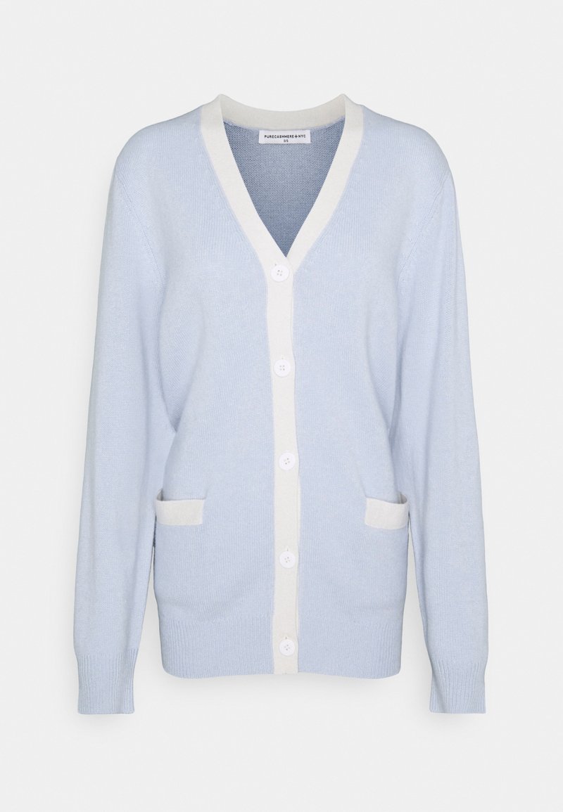 Ljusblå cardigan med v-ringning, kontrasterande vit kant, knäppning och två framfickor. Stickad textur och långa ärmar.