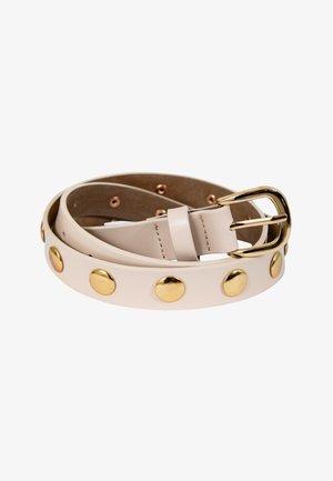 Beige leren riem opgerold met goudkleurige studs gelijkmatig verdeeld over de lengte en een gouden rechthoekige gesp.