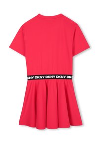 Robe à manches courtes de couleur rose vif avec une jupe évasée. Dotée d'une ceinture noire à marque DKNY pour une touche de détail supplémentaire. Texture douce et lisse.