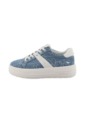 Denim sneakers i lyseblå med hvite detaljer, med blomsterdekor, rund tå og en tykk hvit såle for ekstra høyde.