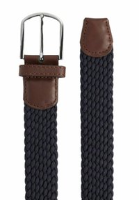 Marinblå flätad elastisk bälte med bruna läderdetaljer och en silverfärgad metallspänne. Har en slät textur och en klassisk design.