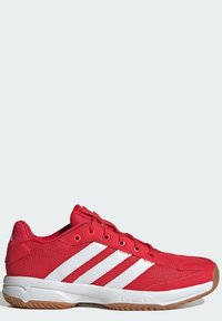 Des chaussures de sport rouges avec une tige en mesh, un design à trois bandes blanches et une semelle en caoutchouc. Elles possèdent un col rembourré et des lacets rouges.