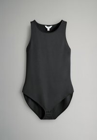 Juodas rankovių neturintis bodysuitas, pagamintas iš lygios, elastingos medžiagos, su apvalia iškirpte ir aukštu kojų atidarymu, kuris turi saugų spaudimo uždarymą apačioje.