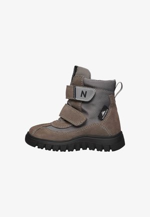 Botte d’hiver enfant grise et marron à tige haute avec deux bandes velcro et semelle noire épaisse, avec une étiquette en tissu Naturetex sur le côté.