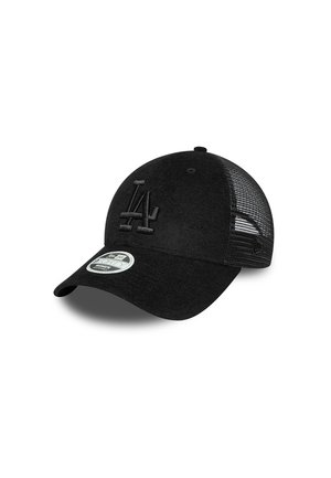 Casquette noire à visière plate, logo LA brodé sur le devant, bande en tissu texturé, panneau arrière en maille et fermeture à pression réglable.