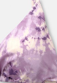 Top bikini a tie-dye viola con una texture morbida e liscia, caratterizzato da una forma triangolare e spalline regolabili per una vestibilità personalizzata.