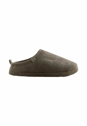 Chausson style mocassin en velours côtelé gris foncé avec une texture en côtes, bout arrondi et une petite languette au talon pour un enfilage facile.