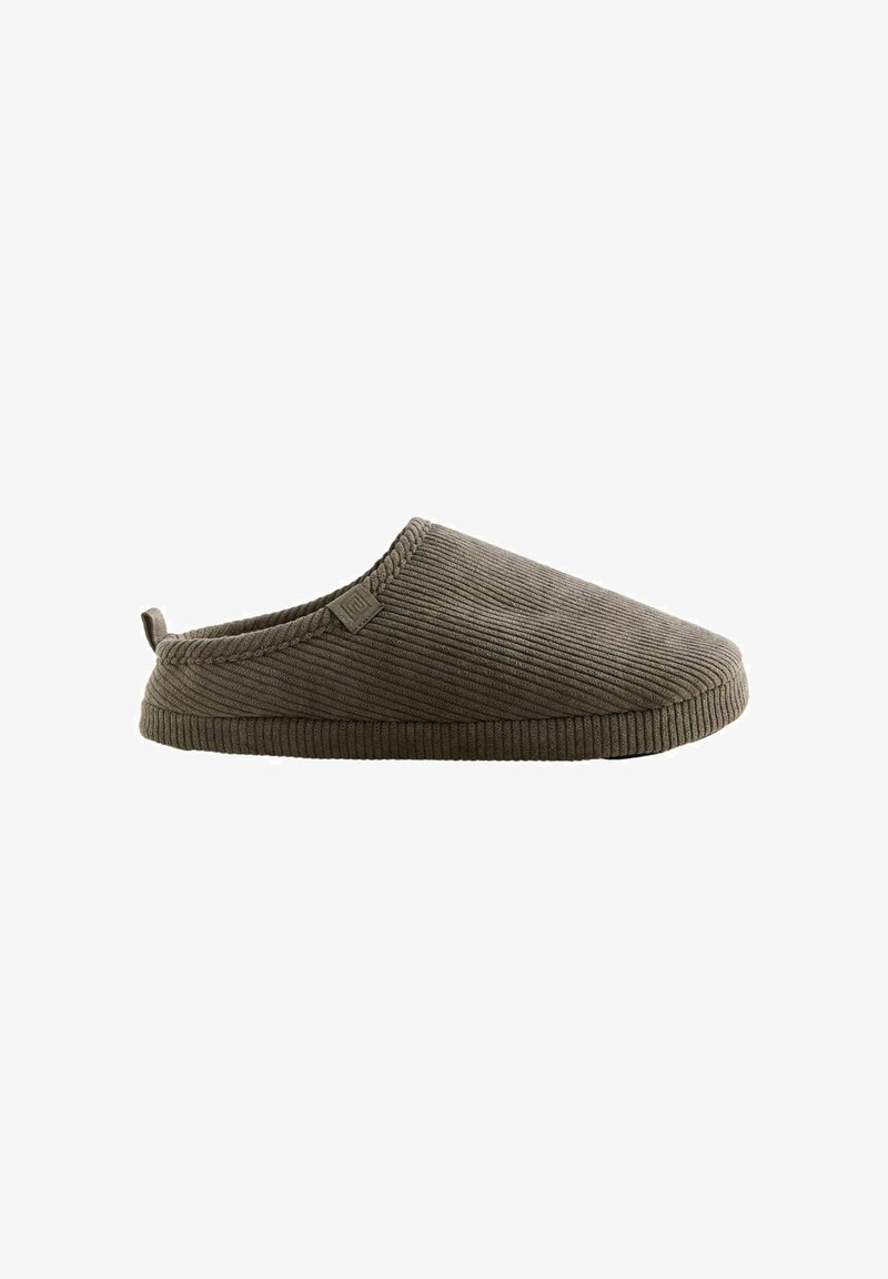 Chausson style mocassin en velours côtelé gris foncé avec une texture en côtes, bout arrondi et une petite languette au talon pour un enfilage facile.
