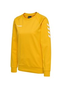 Gul sweatshirt av mjukt material, med rund halsringning, ribbade ärmslut och vita accentstrimmor på ärmarna. Logotyp på framsidan.