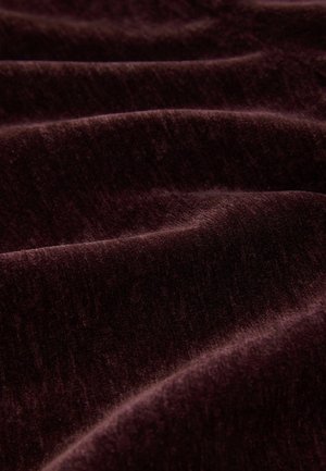 Burgundijas audums ar mīkstu, teksturētu virsmu, kurā ir izteikti krokas un smalkas krāsu atšķirības. Piemērots mēbeļu apdarēm vai apģērbam.