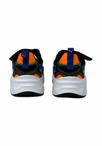 Sneaker neri e arancioni con suola bianca ammortizzata, dettagli blu e cuciture verdi. Presenta un pannello di strap at the back.