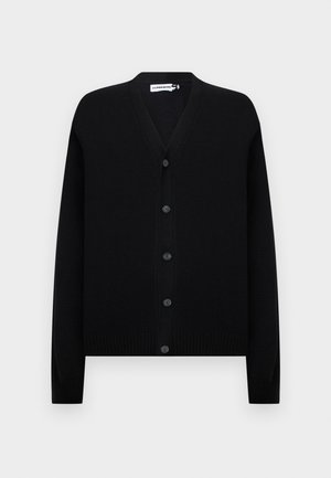 Cárdigan negro de cuello en V con mangas largas y cinco botones delanteros, puños y dobladillo acanalados, presentado sobre un fondo claro uniforme.