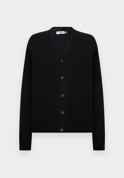 Μαύρο ζακέτα με V-λαιμόκοψη, μακριά μανίκια και πέντε κουμπιά μπροστά, με ριμπ μανσέτες και τελείωμα, σε απλό φωτεινό φόντο.