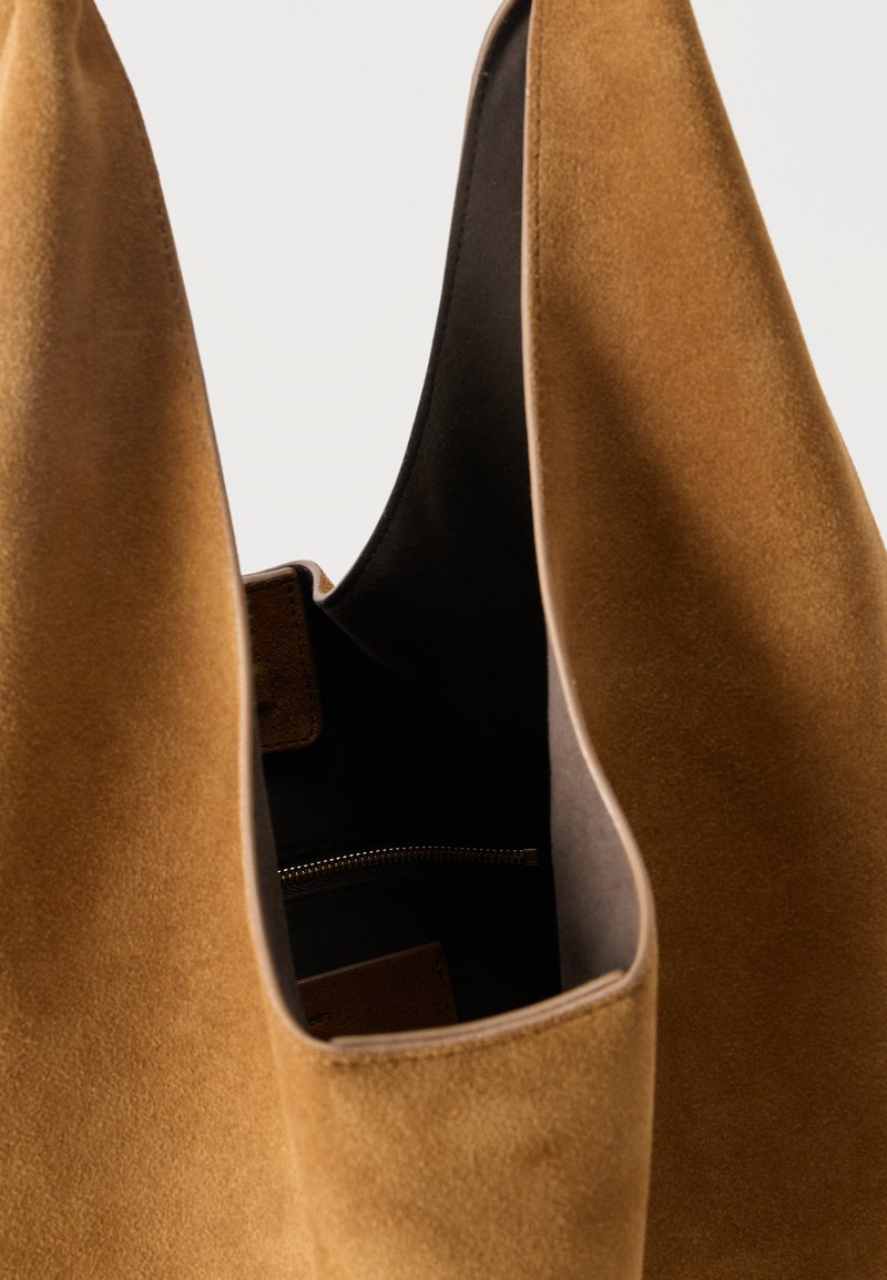 Calvin Klein SLOUCHY MEDIUM BAG - Velká kabelka - argan oil