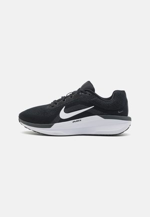 Pantofii atletici negri, cu un superior din țesătură texturată, swoosh alb Nike, guler căptușit și talpă ușoară cu o unitate de aer vizibilă.