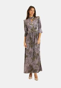 Vestido maxi de suave tela texturizada en color púrpura con patrones florales en verde; escote en forma de llave, mangas de tres cuartos y cintura ceñida.