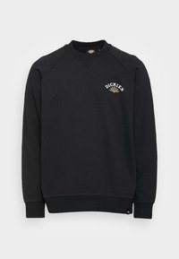 Svart sweatshirt med ribbade muddar, rund halsringning och raglanärmar. Har en broderad logotyp i vitt och guld på bröstet. Slät bomullsblandningstextur.