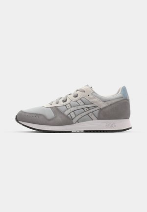 Baskets de sport grises avec un mélange de matériaux en daim et en maille. Dotées d'une semelle intermédiaire blanche, de lacets ton sur ton et d'un logo distinctif sur le côté.