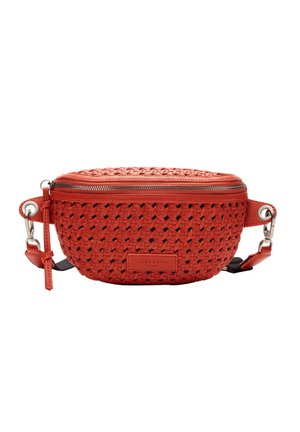 Sac en cuir tressé rouge de forme arrondie, avec fermeture éclair et bandoulière amovible. Équipé de quincaillerie en argent et d'une étiquette en cuir avec logo.