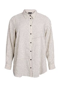 Chemise boutonnée crème avec des rayures verticales noires. Présente une poche appliquée et une section à rayures horizontales contrastantes. Manches longues, design de col.