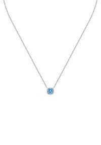 Collana in argento con un ciondolo a forma di cuscino in pietra azzurra, circondata da un'altezza circolare testurizzata.