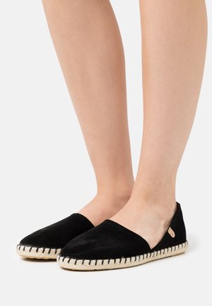 Schwarze Wildleder-Espadrilles mit runder Spitze, gewebtem Jutemittelsohle und schwarzem Stich entlang der Kante. Minimalistisches Slip-On-Design ohne Verschlüsse.