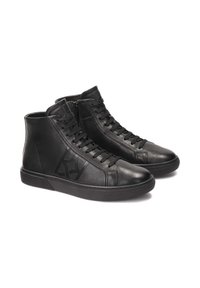 Mustad mustad kõrge vars sneakerid, mis on valmistatud siledast nahast, omad eest lace-up disaini, külg zipper'i ja toonilogo välisküljel.
