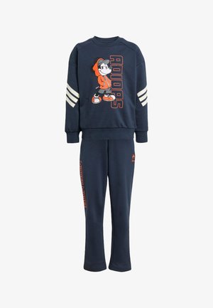 Marineblå sæt bestående af en sweatshirt med rund hals, der har hvide striber på ærmerne, stort "ADIDAS"-tekst og et grafisk motiv af en tegneseriefigur.