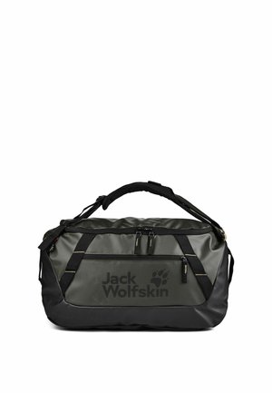 Borsa sportiva Jack Wolfskin verde scuro e nera con doppia chiusura con cerniera e manico imbottito su sfondo bianco.